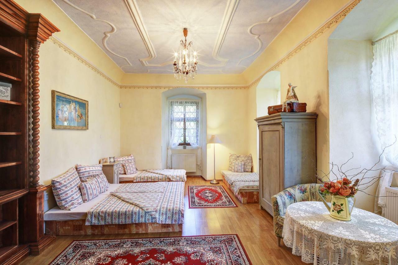 Dum Zameckych Kaplanu Hotel Valec Luaran gambar